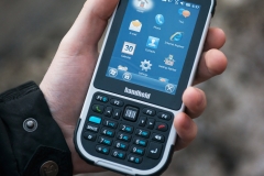 Nautiz-X4-handheld-IP65-in hand