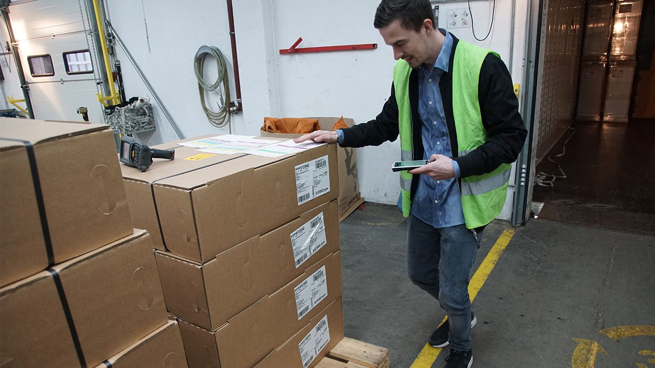 Logistic worker scanning boxes with Handheld Nautiz X2