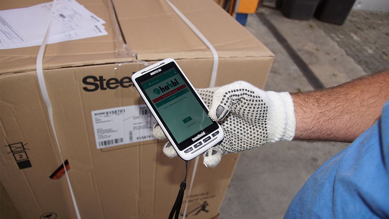 Logistic worker uses the Handheld Nautiz X2