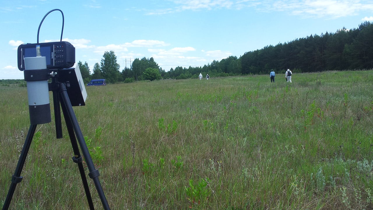 Handheld Nautiz X8 on tripod in field