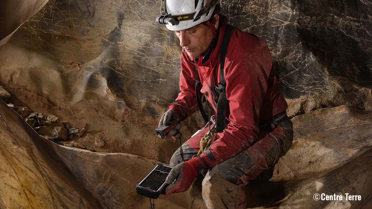 Cave diver using the Handheld Nautiz X8 inside of a cave