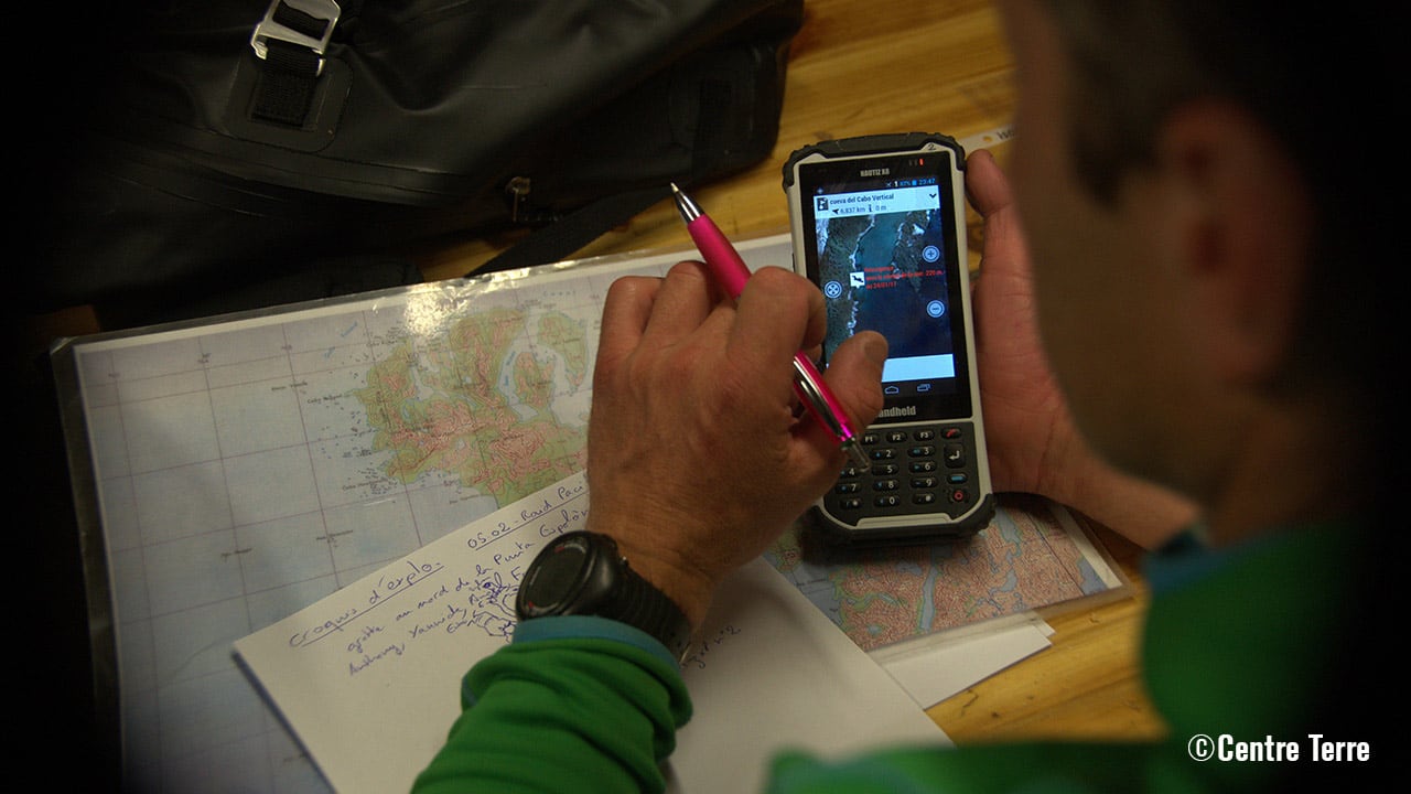 Performing navigation tasks with the Handheld Nautiz X8