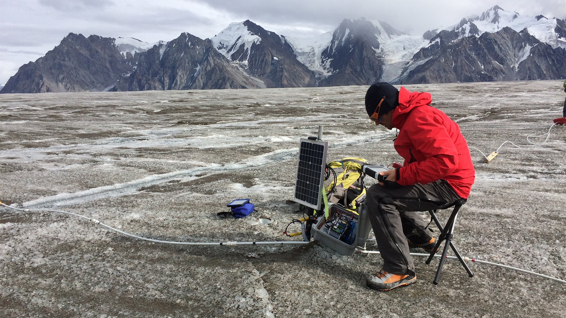 glacier researchers using algiz rugged tablet