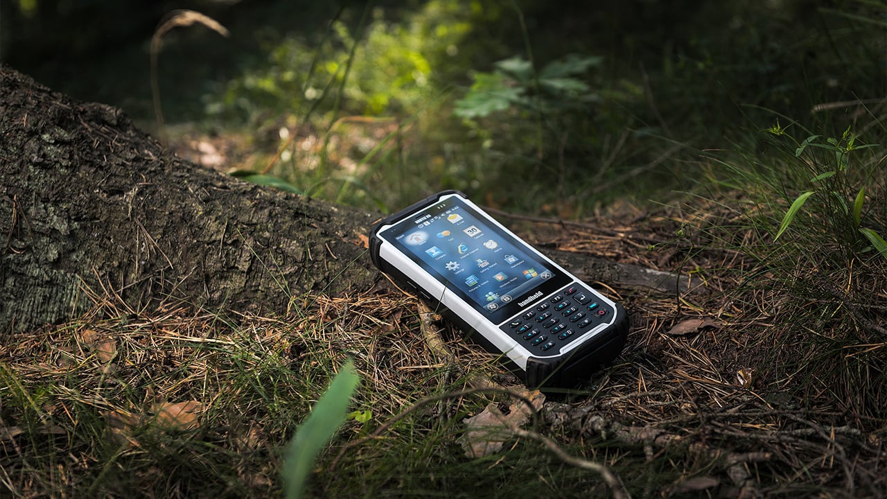 Handheld Nautiz X8 in forest environment