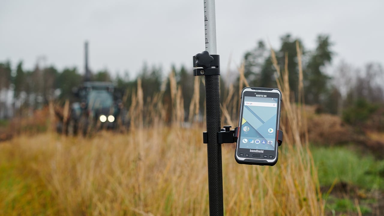 handheld nautiz x6 in on pole mount